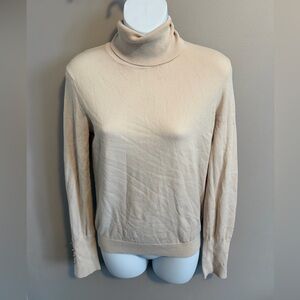 Babaton Marlo Gold Button Turtleneck Beige S
Minimalist wardrobe staple